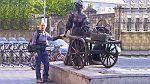 03-Laurie gets up close & personal with Molly Malone & her wheel barrow